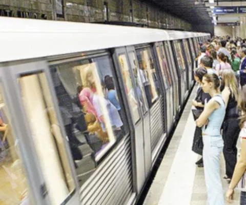 Pasajul pietonal dintre staţiile de metrou Piaţa Unirii 1 şi Piata Unirii 2 s-a redeschis joi