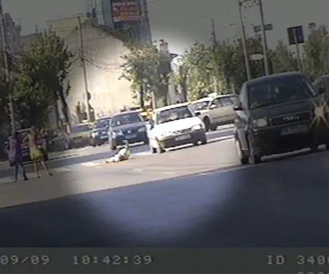 O femeie din Timişoara a fost lovită pe trecerea de pietoni de un şofer grăbit