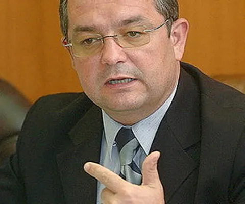 Guvernul a decis să îşi asume răspunderea în faţa Parlamentului pe trei proiecte de lege
