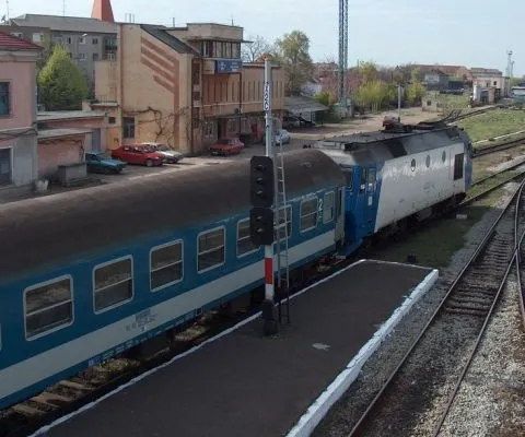 Accident grav în Bihor: Un tren a lovit o maşină