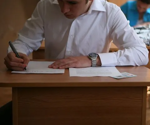Guvern: Rectorul şi decanul vor putea avea doar două mandate, pensionarea se va face la 65 de ani, iar educaţia va primi 7% din PIB