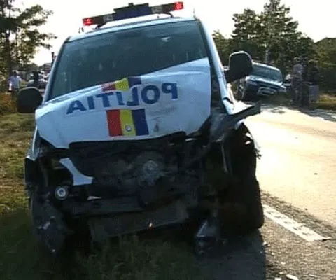 O maşină de intervenţie a poliţiei a fost implicată într-un accident în judeţul Buzău