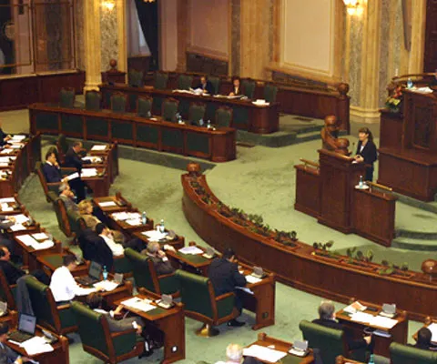 Funcţionarii publici din Parlament au ameninţat cu proteste