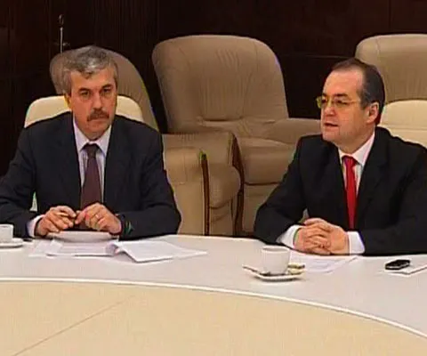 Proiectele legilor pentru care Guvernul îşi va asuma răspunderea au fost discutate sâmbătă la Palatul Victoria
