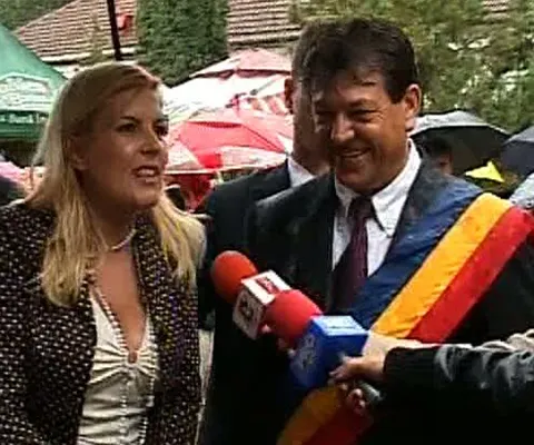 Elena Udrea a împărţit îngheţată la Zilele Oraşului Covasna
