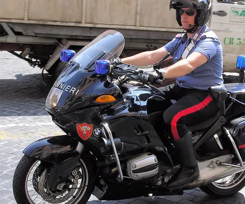 Un român a fost arestat în Italia, pentru că sechestrase 20 de compatrioţi