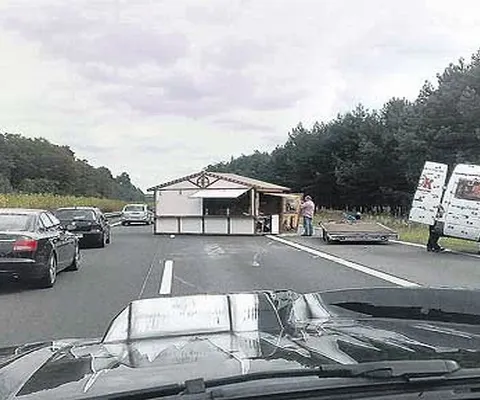 O casă a aterizat în mijlocul unei autostrăzi din Germania