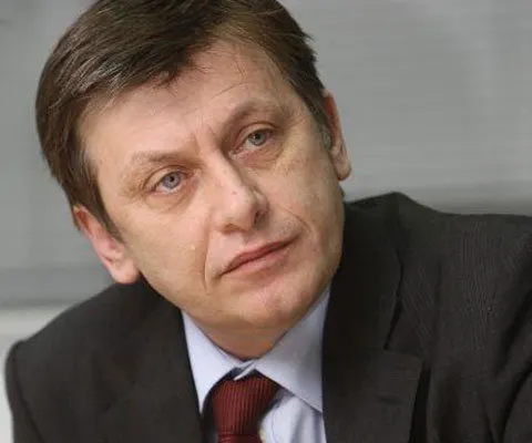 Antonescu a cerut Guvernului să retragă din Parlament legile depuse pentru angajarea răspunderii
