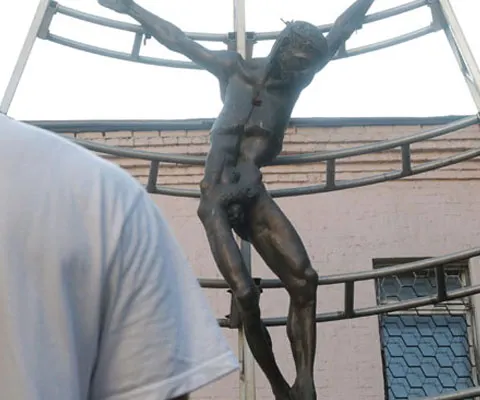 O sculptură cu Iisus complet gol a generat o polemică la Moscova