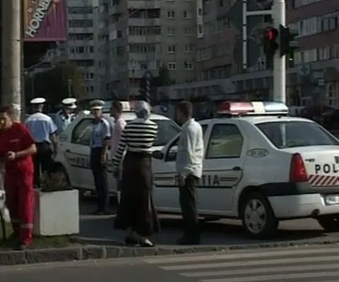 O ambulanţă a accidentat o tânără şi pe copilul acesteia pe o trecere de pietoni din Braşov