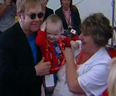 Sir Elton John vrea să adopte un copil din Ucraina