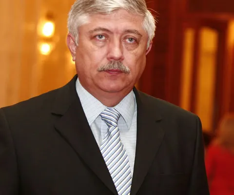 Membri ai FEN au protestat în timpul şedinţei pentru asumarea răspunderii, cerând demisia Guvernului