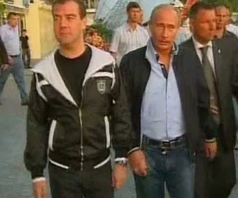 Medvedev şi Putin câştigă anual mai puţin decât managerii de companii, arată un studiu