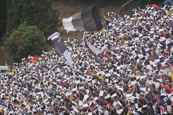 Italia: Suporterii Sienei plătesc amenda primită de club! Vezi aici de ce