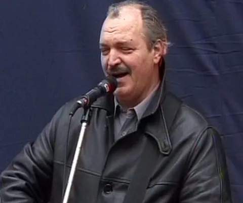 Cântăreţul Victor Socaciu a fost supus joi unei operaţii de transplant de rinichi
