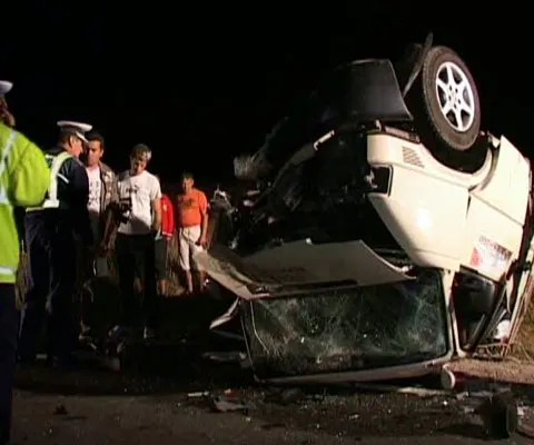 Doi morţi şi şase răniţi, într-un grav accident între o maşină şi un microbuz