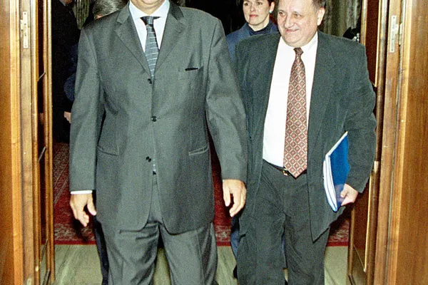 Cozmâncă despre conducerea PSD: Indivizi şi grupuri care nu doresc decât să-şi împartă "mălaiul şi caşcavalul"