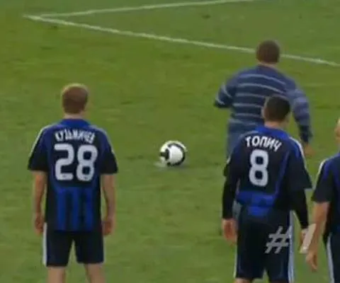 VIDEO / Rusia - Un suporter a pătruns pe gazon şi a transformat cu siguranţă un penalty!