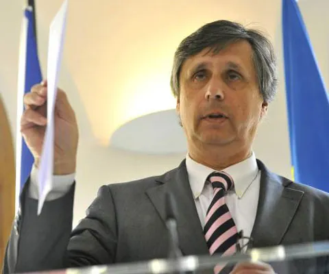 Guvernul de la Praga a anunţat că va scădea salariile bugetarilor