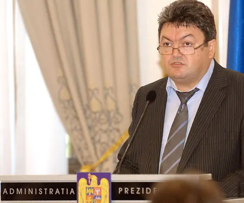 Membrii Comisiei prezidenţiale au făcut "muncă patriotică"