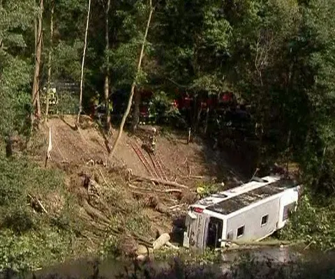 Cinci morţi şi şase răniţi după ce un autocar a căzut într-un râu din Germania