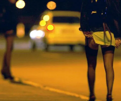 Sondaj REALITATEA.NET: Sunteţi pro sau contra legalizării prostituţiei, dezincriminării consumului de droguri şi a interzicerii meditării propriilor elevi?