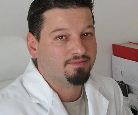 Specialiştii REALITATEA.NET: Dermatologul Sebastian Pop te învaţă cum să tratezi problema transpiraţiei excesive