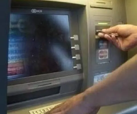 Guvernul permite plata salariilor bugetarilor şi în numerar, nu doar pe card, în urma deciziei CCR