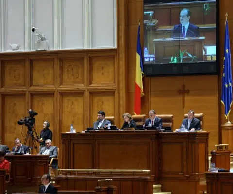 A doua moţiune de cenzură a opoziţiei împotriva Cabinetului Boc, în dezbaterea Parlamentului. Pică guvernul?