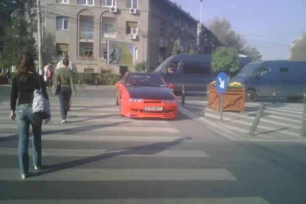 Maşină parcată pe trecerea de pietoni
