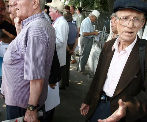 Raportul Comisiei prezidenţiale: Sistemul de pensii e devalizat, educaţia e neperformantă, numărul emigranţilor creşte simţitor