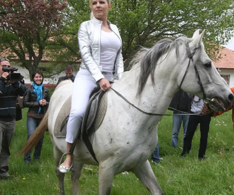 Elena Udrea merge astăzi la sărbătoarea "Răvăşitul oilor"