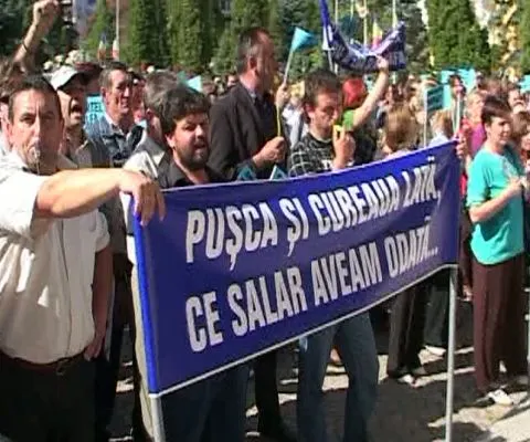Angajaţii Direcţiei de Asistenţă Socială şi Protecţia Copilului din Botoşani au protestat pentru neplata salariilor