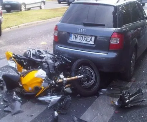Un motociclist a fost aruncat dintr-o maşină în alta, într-un grav accident petrecut în Timişoara