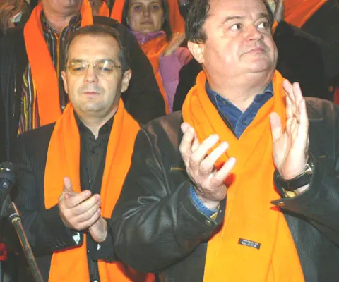 Liderii PD-L s-au reunit la Guvern, cei ai PSD au fost chemaţi de Geoană, la ora 11.30, la Senat