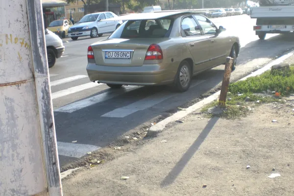 Autovehicul oprit pe trecerea de pietoni