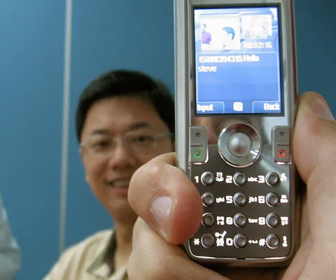 Jackie Chan le cântă chinezilor muzică patriotică pe telefoanele mobile