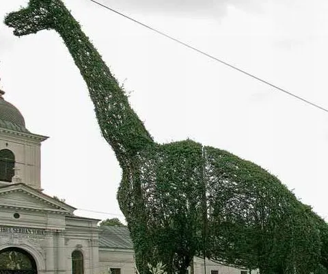 Dinozaurii şi elefanţii din sectorul 4, o amenajare de tip infantil, au spus peisagisţii