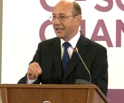 Băsescu spune că se simte obligat să dea lămuriri despre politicile guvernamentale