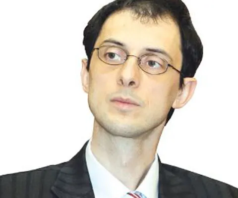 Laurian Lungu: Politica deciziilor întârziate, ca mod de existenţă