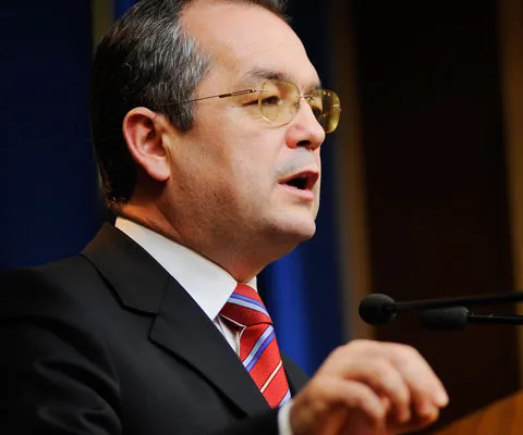 Emil Boc a convocat o şedinţă de Guvern, la ora 19.00, unde ar putea anunţa membrii Cabinetului Boc II