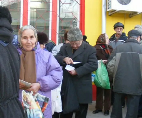 Pensionarii din Argeş s-au înghesuit să primească un pachet cu alimente