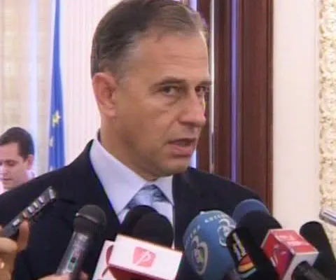 Geoană spune despre asumarea răspunderii pe Legea pensiilor că este \"un gest disperat al unui guvern muribund\"