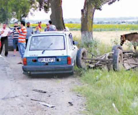 O persoană a murit după ce un vehicul ce transporta o pompă cu motorină s-a răsturnat peste o căruţă