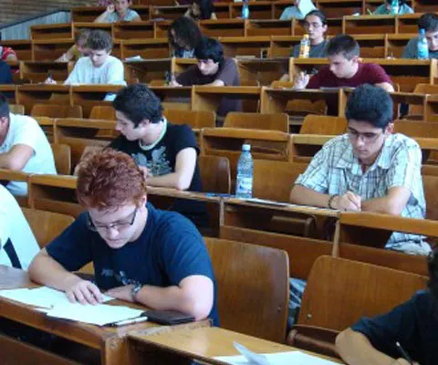 Boc a trimis în şomaj bursierii guvernamentali care trebuiau să conducă România