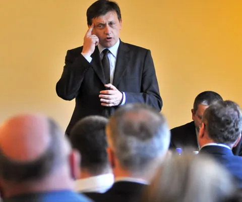 Crin Antonescu: PD-L a ieşit la cumpărat de parlamentari