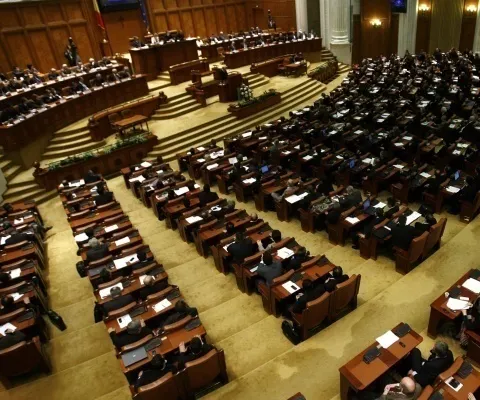 Moţiunea de cenzură iniţiată de PNL şi UDMR poate trece dacă este susţinută de 236 de parlamentari