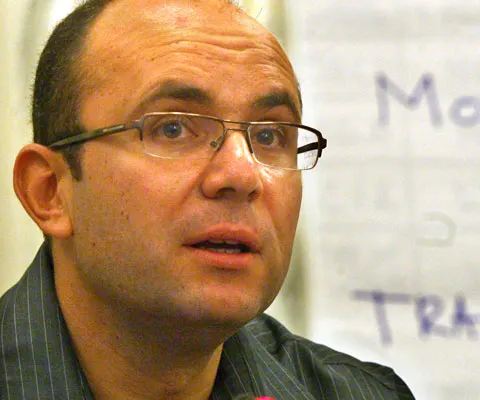 Guşă: Îl sfătuiesc pe Geoană ca PSD să voteze moţiunea doar dacă are un acord scris cu PNL şi UDMR