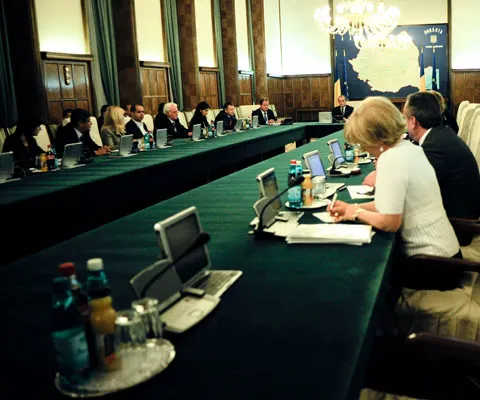Guvernul a încălcat normele referitoare la adoptarea OUG prin ordonanţa deconcentratelor, susţine CCR