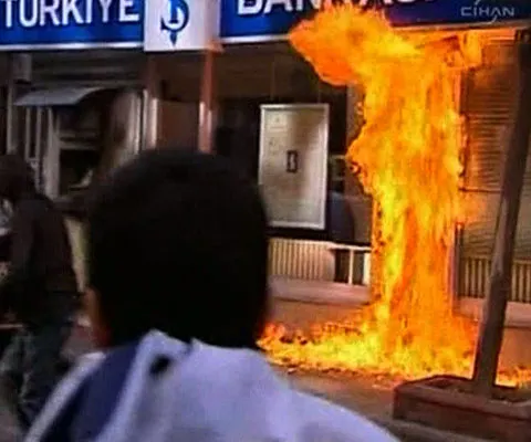 Proteste violente la Istanbul împotriva FMI. VEZI IMAGINI